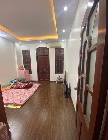 NHÀ ĐẸP Ở NGAY DỊCH VỌNG HẬU, MỎ VÀNG CHO THUÊ-5T X 35M2, NHỈNH 5 TỶ