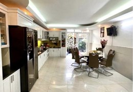Cần tiền kinh doanh Bán Gấp Biệt Thự 4 tầng khu VIP quận 2. DT 350M2 đường 16m giá 17,5 tỷ.