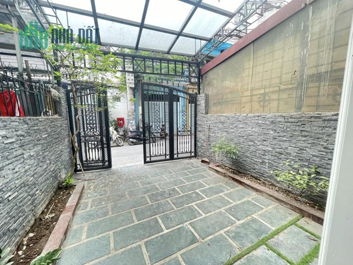 BÁN NHÀ PHỐ NGUYỄN SƠN, DT 65M, CHỈ 9TỶ2  GARA Ô TÔ  3 THOÁNG KINH DOANH SẦM UẤT.