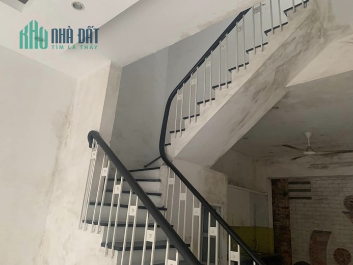 NHÀ PHÂN LÔ GARA Ô TÔ KINH DOANH ĐỈNH CAO CỦA NGUYỄN SƠN - LONG BIÊN
