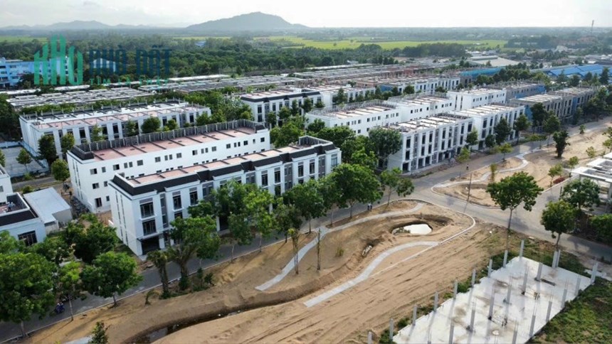 Cần bán nhà 1 trệt, 2 lầu có sân thượng có thể kinh doanh  Châu Đốc, Phường Vĩnh Mỹ, Châu Đốc, An