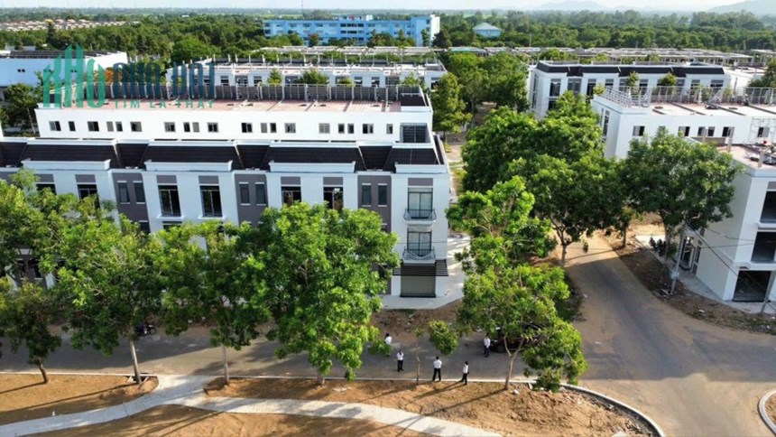 Cần bán nhà 1 trệt, 2 lầu có sân thượng có thể kinh doanh  Châu Đốc, Phường Vĩnh Mỹ, Châu Đốc, An
