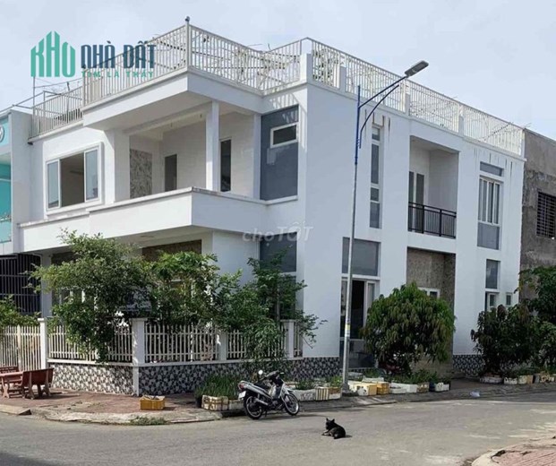 CẦN BÁN NHÀ Lê Hồng Phong-Khu Dân Cư Bờ Hồ P8, Phường 8, Thành phố Cà Mau