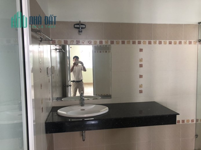Biệt thự đẹp 2 mặt tiền nhiều nội thất, an ninh 24h, yên tĩnh, hồ bơi, Tennis, du thuyền