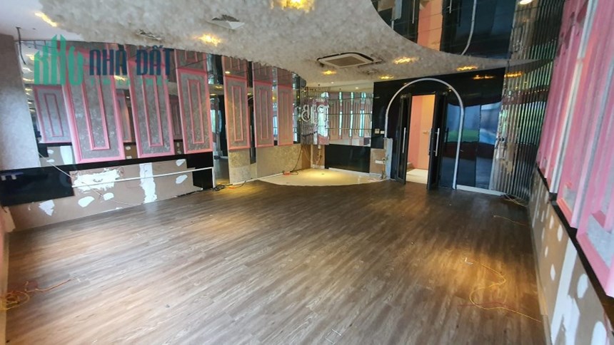 Cho thuê nhà căn, mặt phố Đê La Thành, 60m2, 6T, thang máy, KD, 55TR.