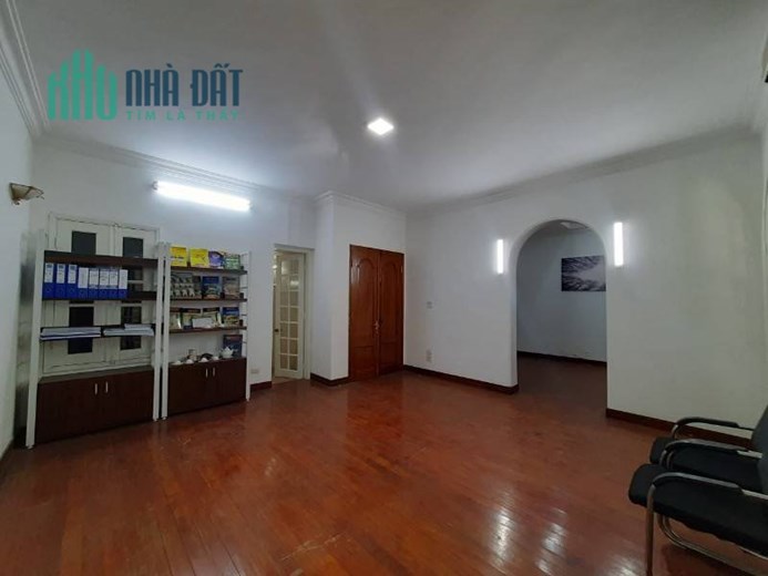 Cho thuê biệt thự Cầu Giấy 200m, 4 tầng, 4 ngủ, ô tô. Kinh doanh. Nhỉnh 40tr.