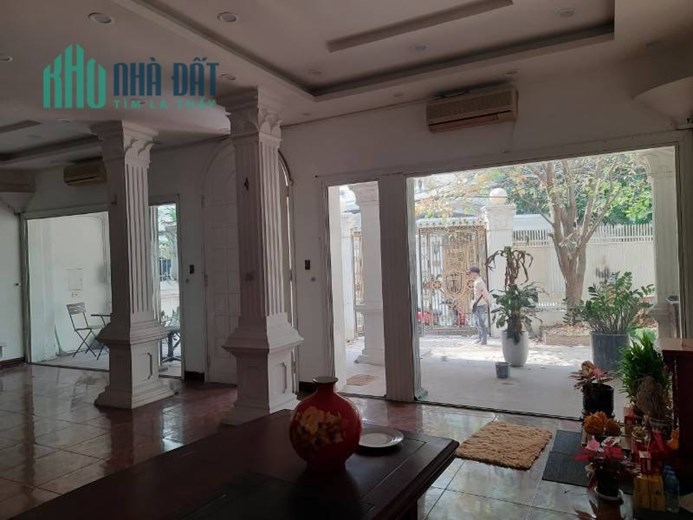 Cho thuê biệt thự Cầu Giấy 200m, 4 tầng, 4 ngủ, ô tô. Kinh doanh. Nhỉnh 40tr.