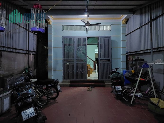 Bán nhà Ngọc Thuỵ 2 tầng, sân vườn, diện tích 150m2, giá cực tốt.