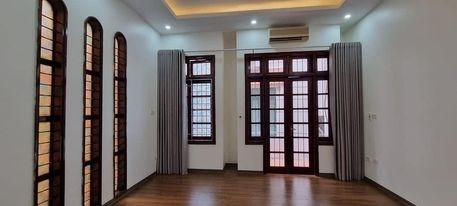 Nhà ngõ ô tô 7 chỗ vào, lô góc dt50m mt 4.5m 4 tầng  7 tỷ cách 50m ra phố ẩm thực Ngọc Lâm Long Biên