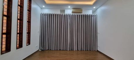 Nhà ngõ ô tô 7 chỗ vào, lô góc dt50m mt 4.5m 4 tầng  7 tỷ cách 50m ra phố ẩm thực Ngọc Lâm Long Biên