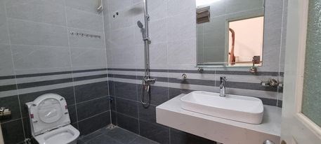 Nhà ngõ ô tô 7 chỗ vào, lô góc dt50m mt 4.5m 4 tầng  7 tỷ cách 50m ra phố ẩm thực Ngọc Lâm Long Biên