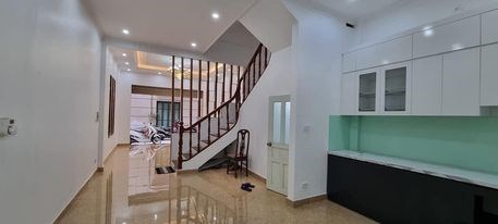 Nhà ngõ ô tô 7 chỗ vào, lô góc dt50m mt 4.5m 4 tầng  7 tỷ cách 50m ra phố ẩm thực Ngọc Lâm Long Biên