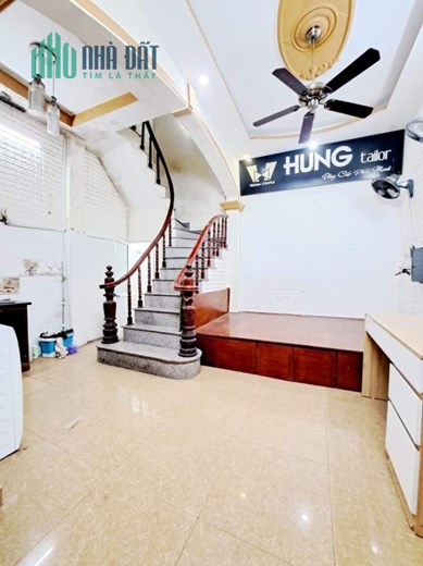 Bán nhà Phố Vọng 30m 5 tầng 3 ngủ ô tô đỗ cổng ở và kinh doanh quá đẹp chỉ 3.55 tỷ lh 0975124520