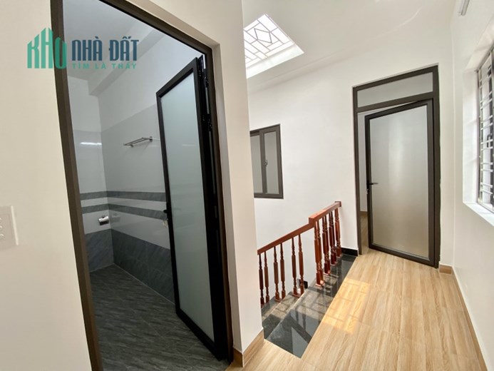 2252.BÁN NHÀ LÔ GÓC OTO ĐỖ CẠNH NHÀ THIÊN LÔI