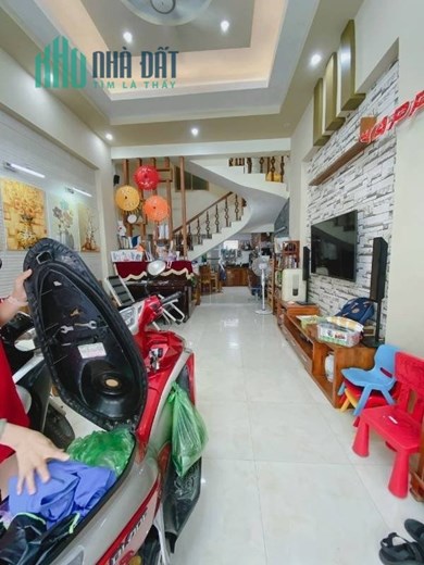Bán nhà phố Đông Khê, diện tích 47m 3 tầng độc lập, GIÁ 2.65 tỉ ngõ taxi cực nông