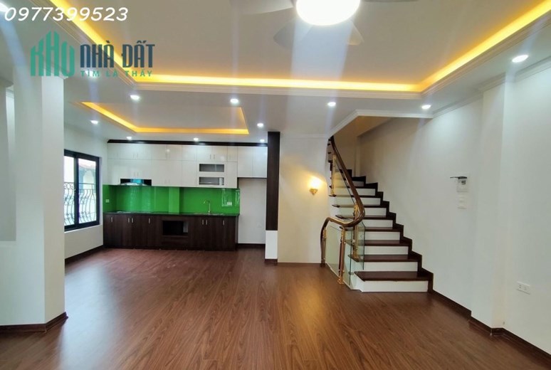 Siêu phẩm lô góc, gara ô tô. Bồ Đê, Long Biên 5 tầng, MT: 9,9m. Giá chỉ 5 hơn.