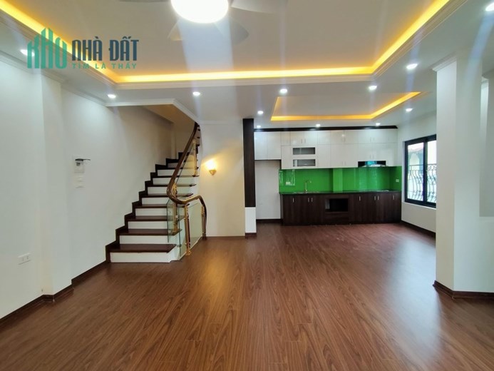Bán nhà Phố Bồ Đề, Long Biên. 43mx5t, mt: 10m. Lô Góc, ô tô, kd.