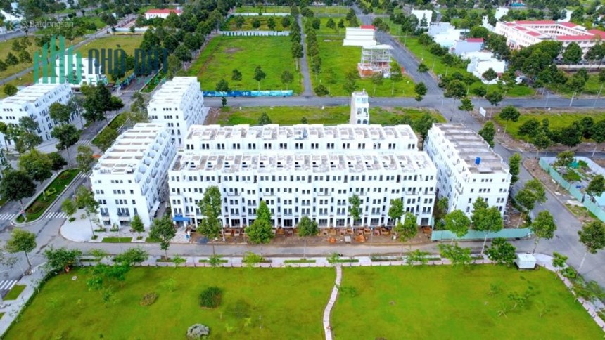 Nền ngay đền hùng giá chỉ từ 1.98 tỷ/nền.LH: 0938 13 720