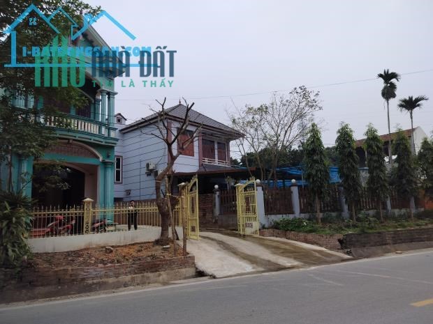 Chính chủ cần bán 1000m2 đất mặt đường quốc lộ có nhà 2 tầng xây kiên cố tại khu 3 thị trấn Phong