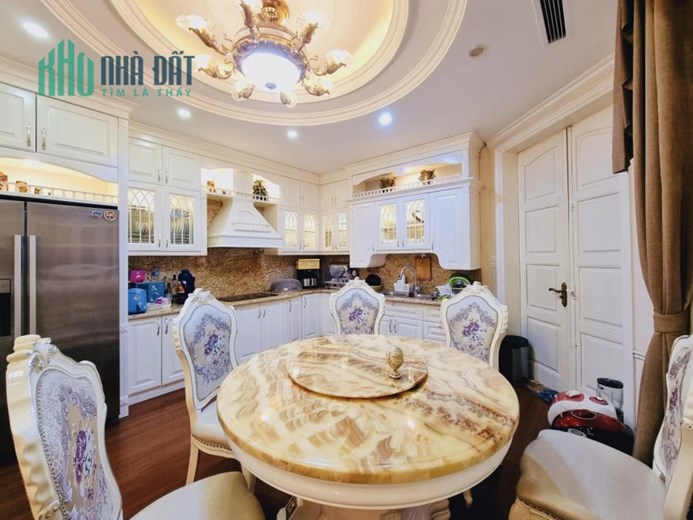 Bán Siêu BIỆT THỰ trung tâm quận Cầu Giấy. Diện tích 180m² x 5 tầng, mặt tiền 20m. Lô góc Cực Hiếm,