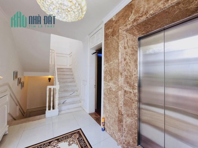 Bán Siêu BIỆT THỰ trung tâm quận Cầu Giấy. Diện tích 180m² x 5 tầng, mặt tiền 20m. Lô góc Cực Hiếm,