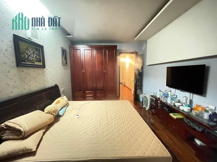 Nhà Đẹp ở luôn, Phố Nguyễn Ngọc Vũ 42m2 X 5t,mt 4,9m, tặng nội thất 5,45 tỷ.