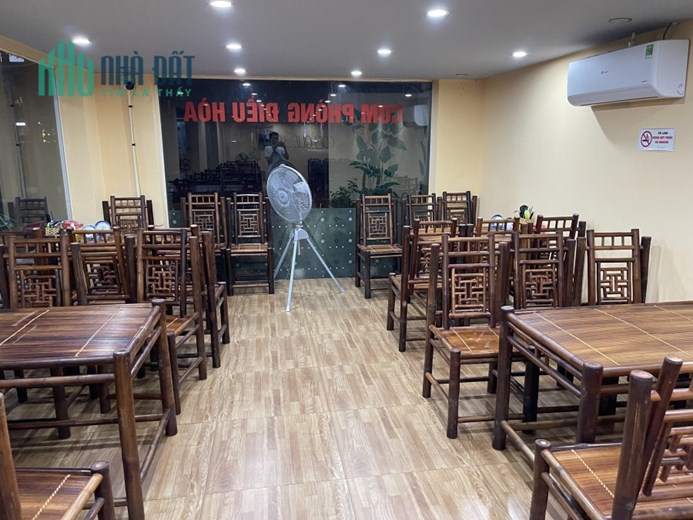 Chuyển nhượng mặt bằng quán ăn tại 16 Hàm Nghi TP.Hà Tĩnh. 300m2. Lh:0941221456 or 0971848789