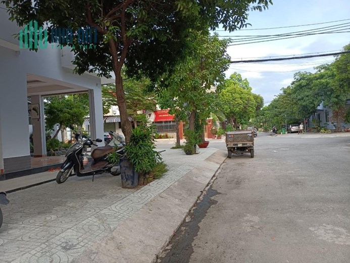 BIỆT THỰ KDC HỒNG LONG - MẶT ĐƯỜNG 8M - ĐỐI DIỆN CÔNG VIÊN - 200M2 - CHỈ 80TR/M2