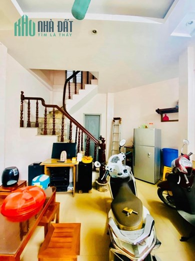 Bán nhà Hoàng Mai, vài bước ra phố, Sh quay đầu trước nhà, DT35m2, giá 2.9 tỷ.