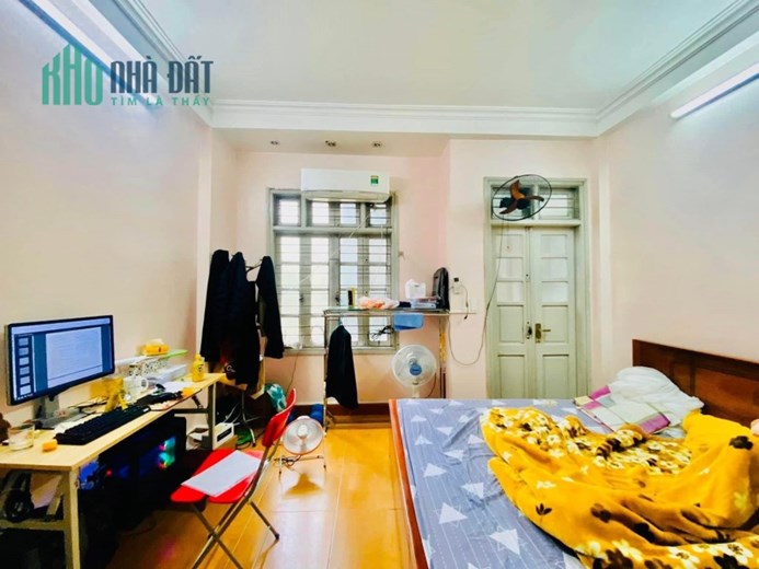 Bán nhà Hoàng Mai, vài bước ra phố, Sh quay đầu trước nhà, DT35m2, giá 2.9 tỷ.