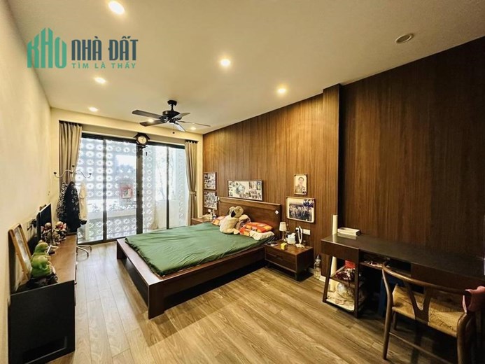 Đống Đa, ngõ to hơn phố, sát hồ Hoàng Cầu, 5 tầng, 2 thoáng, tầng 1 cho thuê 260 triệu/năm