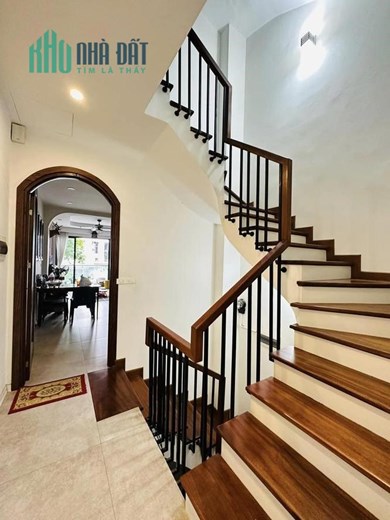 Đống Đa, ngõ to hơn phố, sát hồ Hoàng Cầu, 5 tầng, 2 thoáng, tầng 1 cho thuê 260 triệu/năm