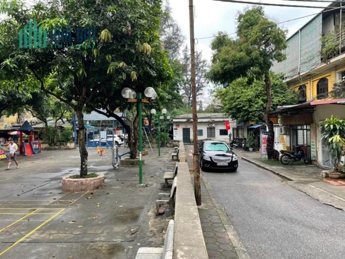 Nghĩa Tân - Bán đất tặng nhà 2 tầng - Ô tô đỗ ngày đêm - Tặng Sân chơi trước nhà - Kinh doanh