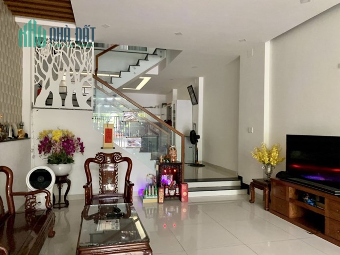 Bán nhà giá rẻ 3 tầng mới mặt tiền đường Phan Đăng Lưu, Quận Hải Châu, Đà Nẵng