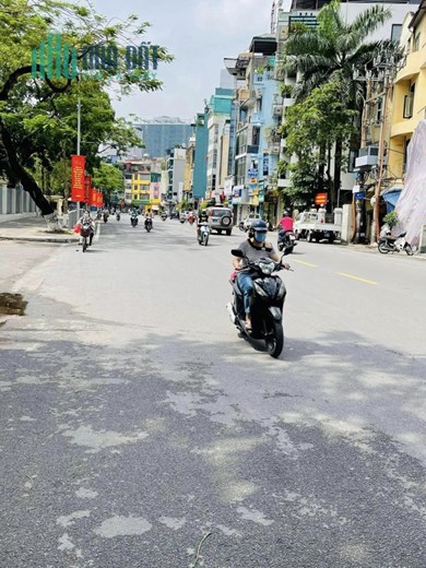 Bán gấp 94m2 đất thổ cư sổ đổ riêng mặt phố Ngọc Hà, Ba Đình, Hà Nội. Mặt tiền 6.37m. Vỉa hè oto