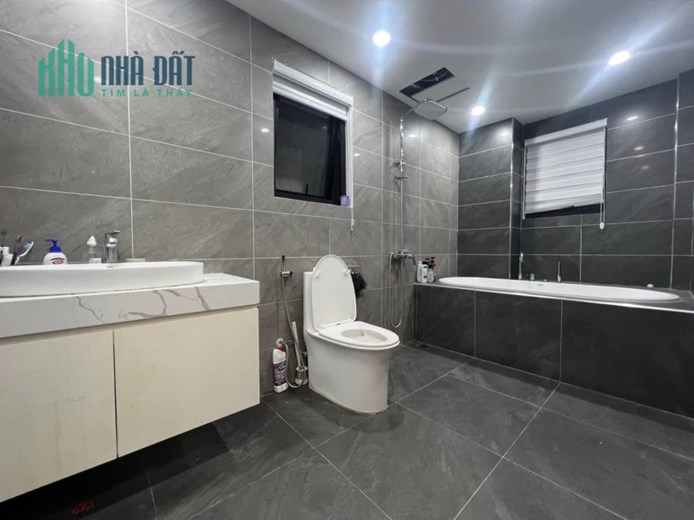 Bán nhà đẹp Láng Hạ, Đống Đa 40 m 5 tầng lô góc 3 thoáng giá 6.1 tỷ