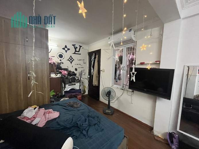 Bán gấp nhà Đê La Thành  DT 31m2 5Tầng MT 7m giá chỉ 3,9 tỷ.