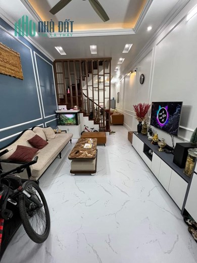 Anh  Hưng  làm ăn phát đạt chuyển ra biệt thự cần bán nhà liền kề Văn Khê 
-	5 tầng x  50m , vỉa