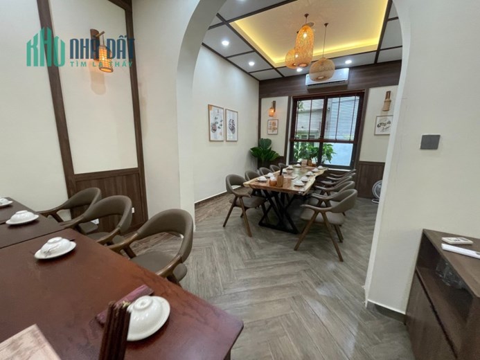 Chủ nhà cần tiền gấp nên bán đất tặng nhà 4 tầng mặt phố Hoàng Cầu, 239m2, mặt tiền 8.5m,