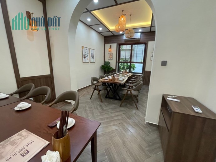 Chủ nhà cần tiền gấp nên bán đất tặng nhà 4 tầng mặt phố Hoàng Cầu, 239m2, mặt tiền 8.5m,