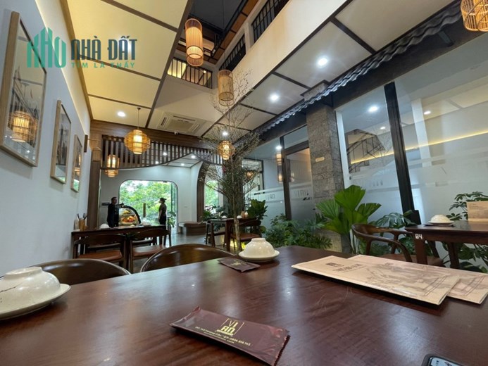 Chủ nhà cần tiền gấp nên bán đất tặng nhà 4 tầng mặt phố Hoàng Cầu, 239m2, mặt tiền 8.5m,