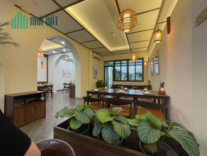 Chủ nhà cần tiền gấp nên bán đất tặng nhà 4 tầng mặt phố Hoàng Cầu, 239m2, mặt tiền 8.5m,