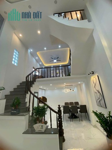 Bán nhà 4 tầng Đê La Thành Đống Đa. Diện tích 40m2, mặt tiền 4m giá 5 tỷ.