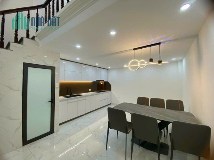 Bán nhà 4 tầng Đê La Thành Đống Đa. Diện tích 40m2, mặt tiền 4m giá 5 tỷ.