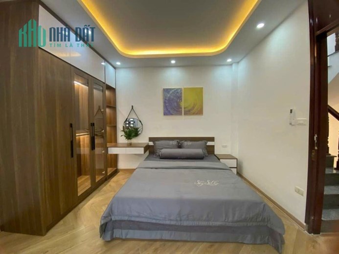 Bán nhà 4 tầng Đê La Thành Đống Đa. Diện tích 40m2, mặt tiền 4m giá 5 tỷ.