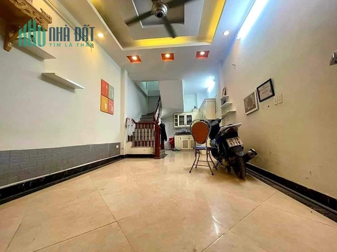 Bán nhà Trương Định, 10m ra ô tô, DT37m2, giá 3.5 tỷ.