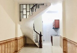 Cho thuê nhà 35 m2 x 2 tầng tại ngõ 26 phố Tư Đình, Long Biên