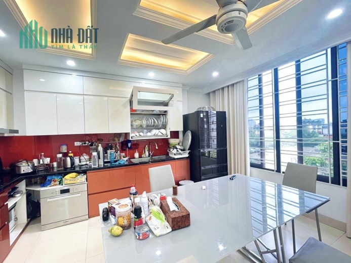 Bán nhà mặt phố Nghi Tàm,40m2 x 4Tầng, kinh doanh sầm uất, giá 10.2 tỷ 0969693855.