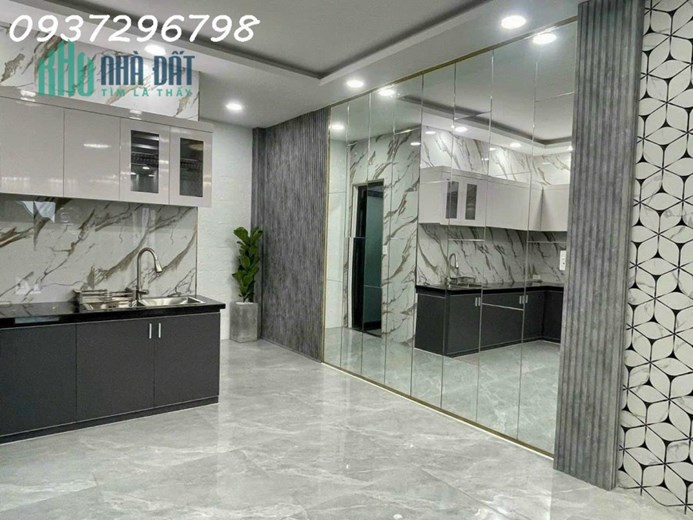 Bán nhà siêu to giá siêu rẻ (4,2x18) tại đường lạc long quân p5 quận 11.Giá 5 tỷ 980 triệu