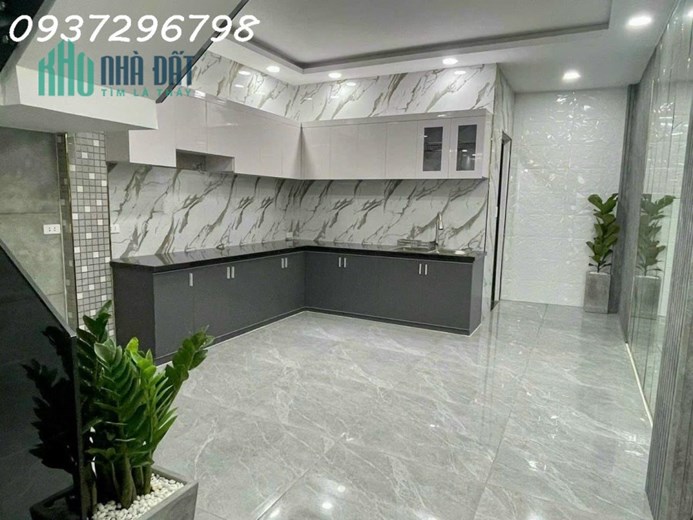 Bán nhà siêu to giá siêu rẻ (4,2x18) tại đường lạc long quân p5 quận 11.Giá 5 tỷ 980 triệu